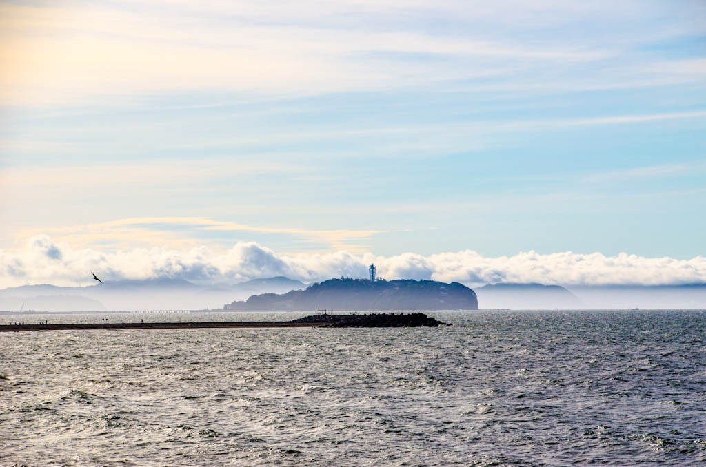 朝もやの江の島