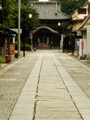 山門のある町...朝。