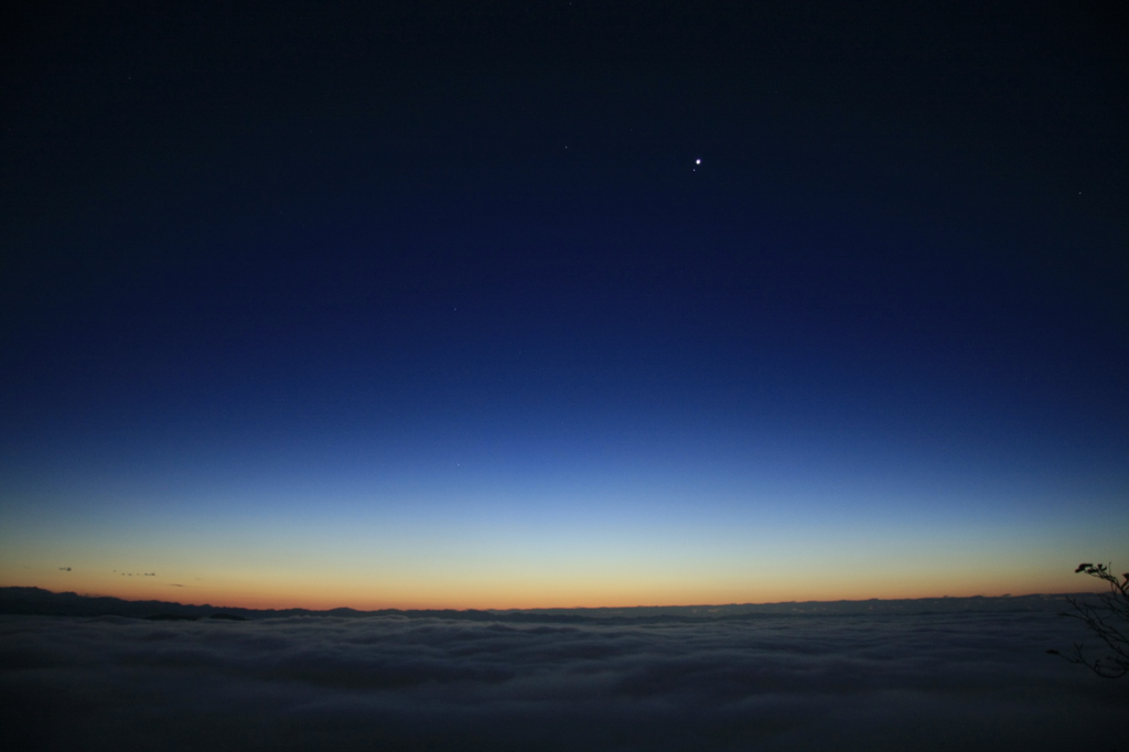 雲海の夜明け