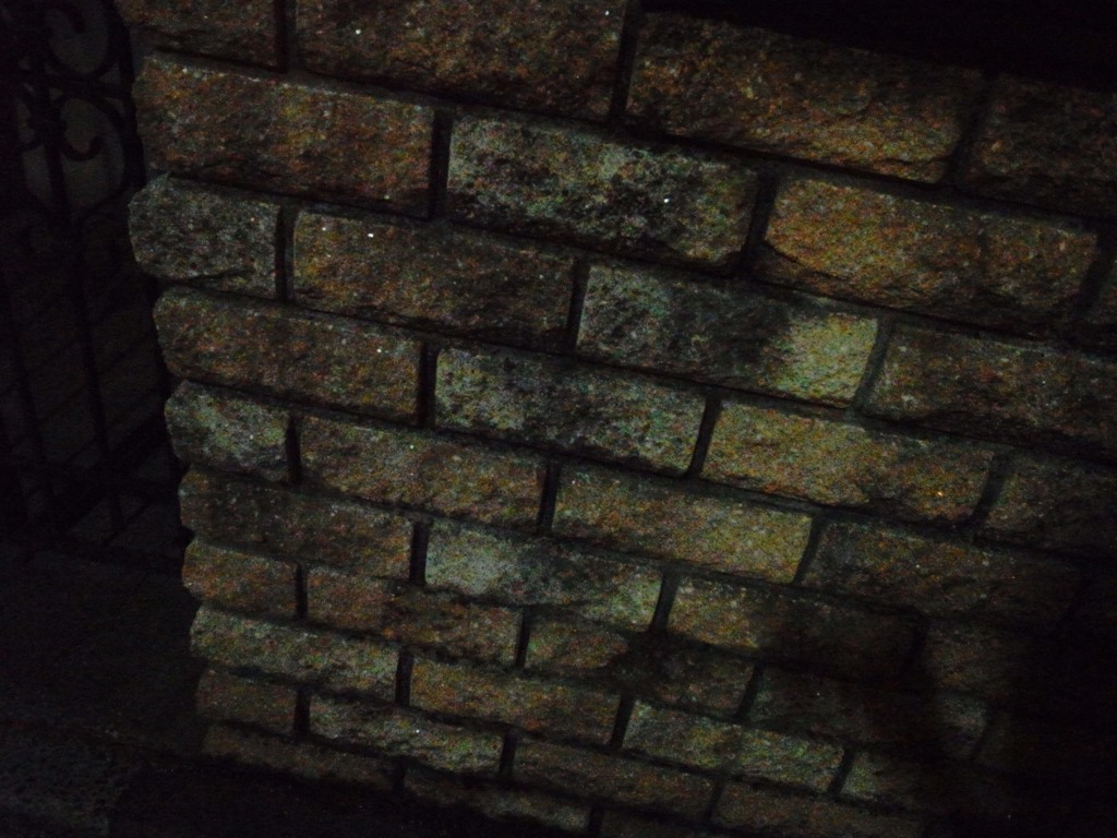 深夜・レンガ壁