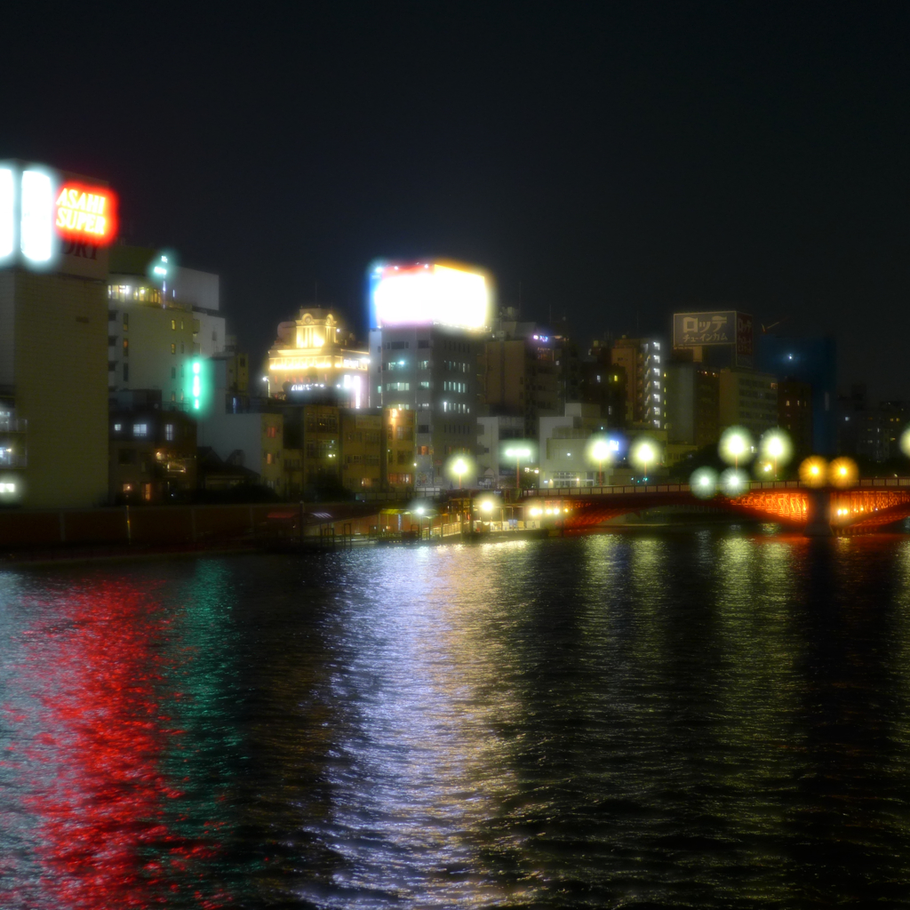 駒形橋から露光間デフォーカス・赤い看板