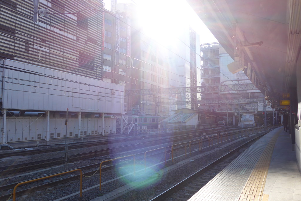 ２日・新宿駅・朝・フレア