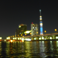 隅田川へ階段を下りてンコビルと押上タワー・露光間デフォーカス