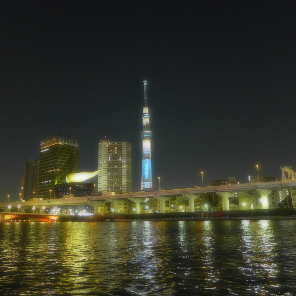 隅田川へ階段を下りて押上タワー・ソフトフォーカス