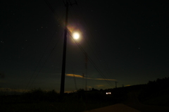 月夜の電信柱