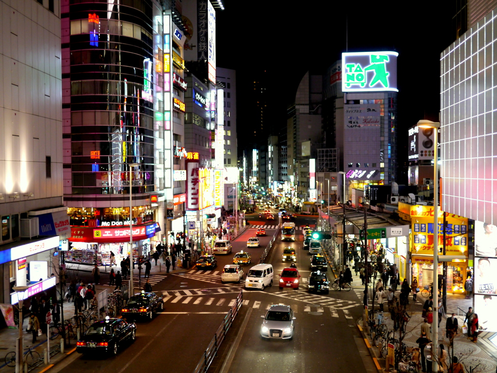 新宿駅西口出て右手