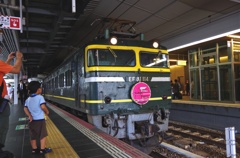 緑と黄色の寝台列車