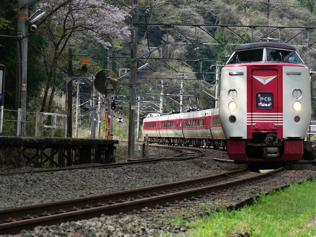 山色づくころ～伯備線・布原駅