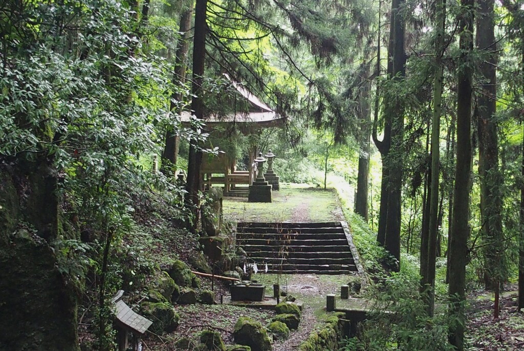 穴戸山神社の随身門～秘境のパワースポット