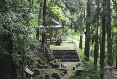 穴戸山神社の随身門～秘境のパワースポット
