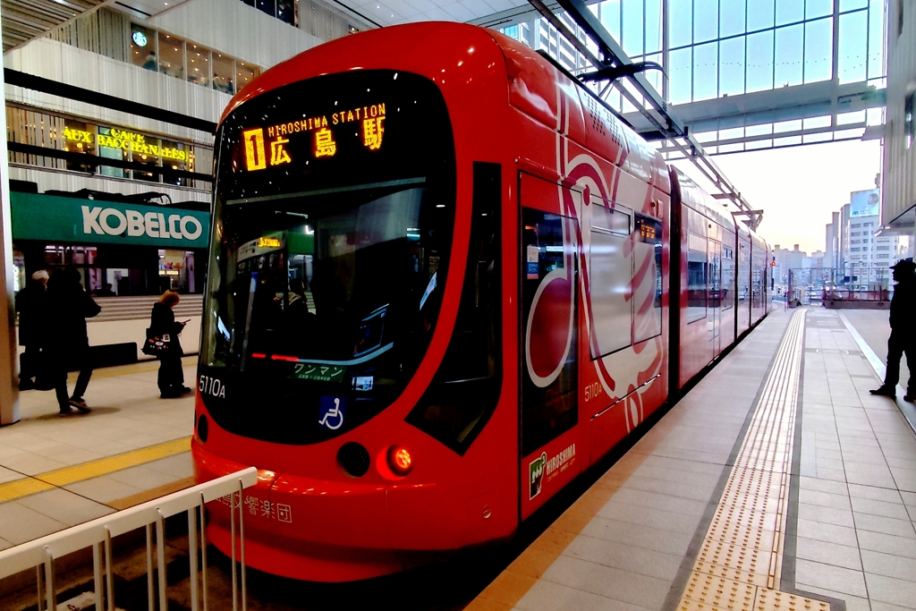 広島駅ビル２階の路面電車～　1
