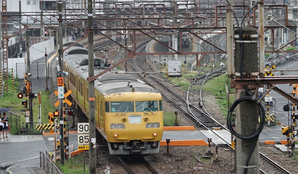 尾道みなと町を電車が駆ける