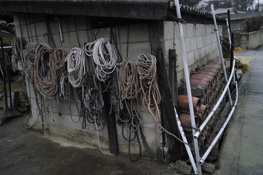 ロープと蛸壺のある風景～田島漁港