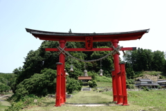 赤い鳥居のある八幡神社