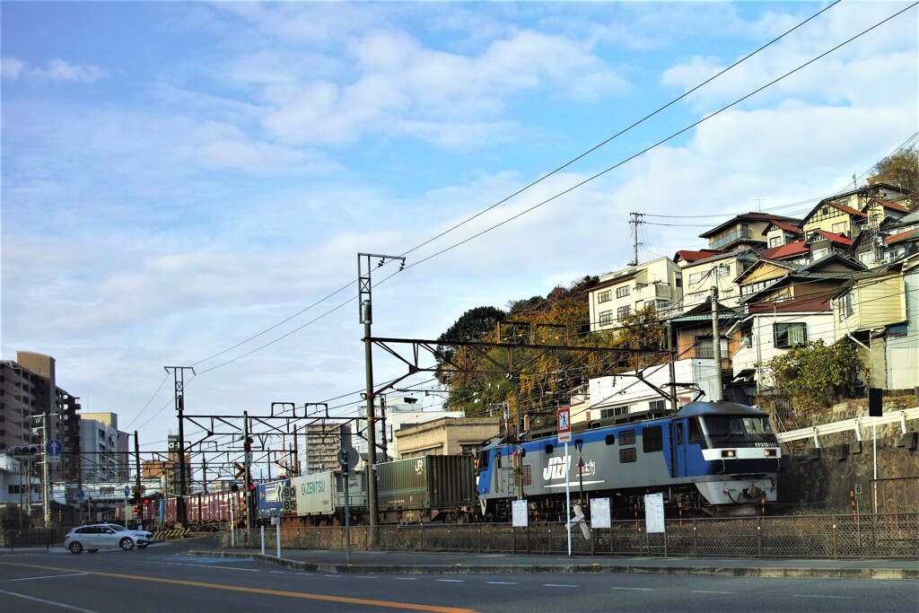 桃太郎が駆ける～尾道駅前