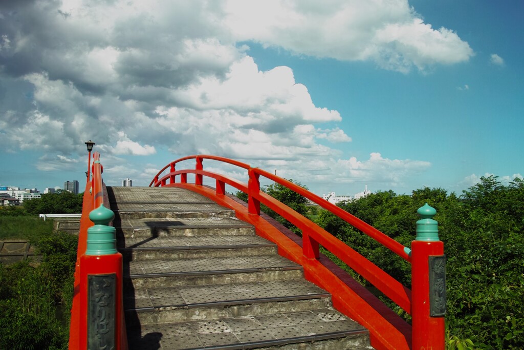 太鼓橋と夏の空