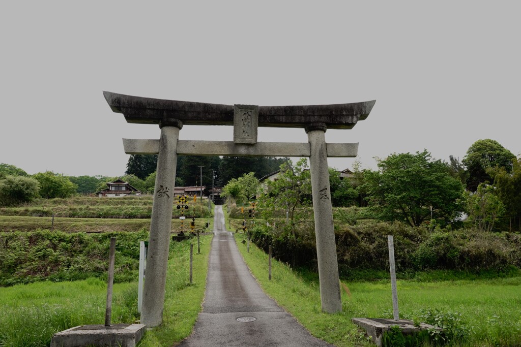 芸備線の踏切のある八幡神社