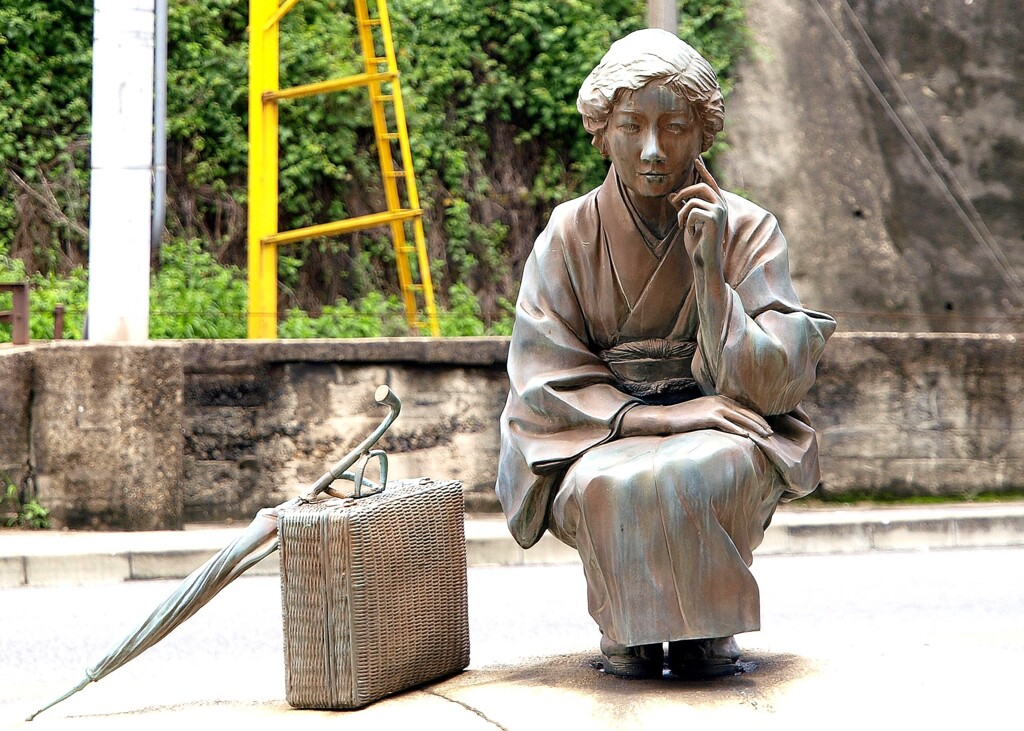 林芙美子の像～