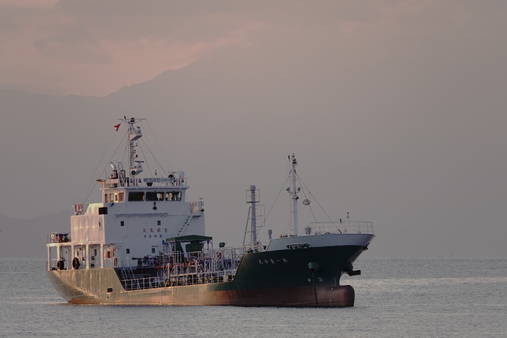 新春の船出～かなり年季の入った貨物船です！