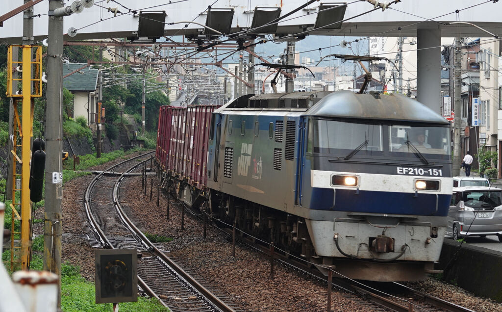 尾道みなと町をＥＦ２１０（桃太郎）が駆ける