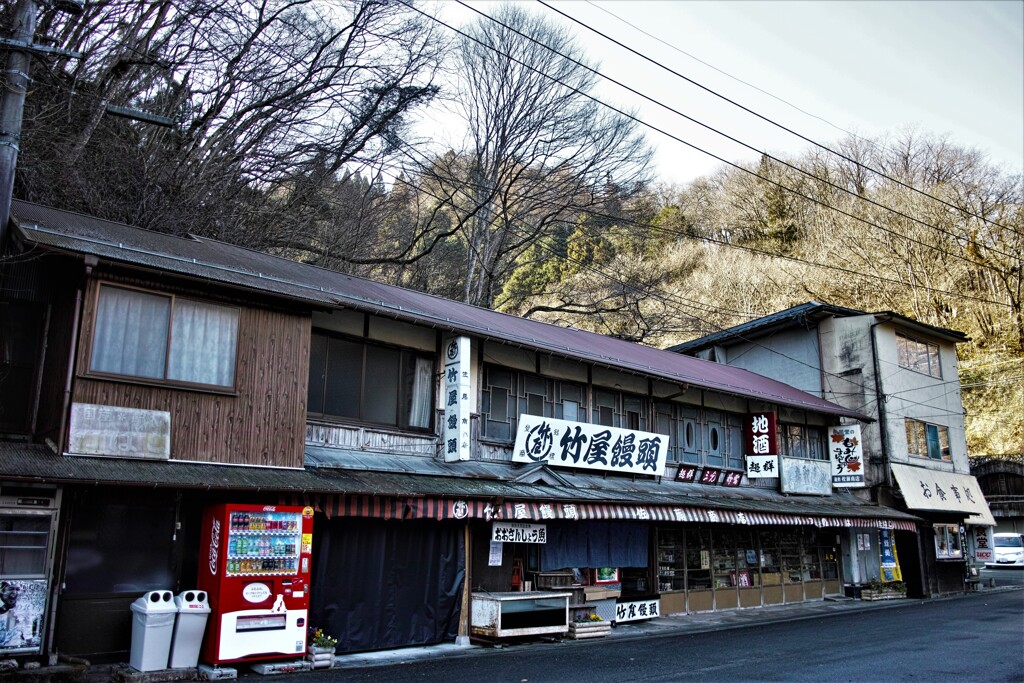 湖畔の土産物店