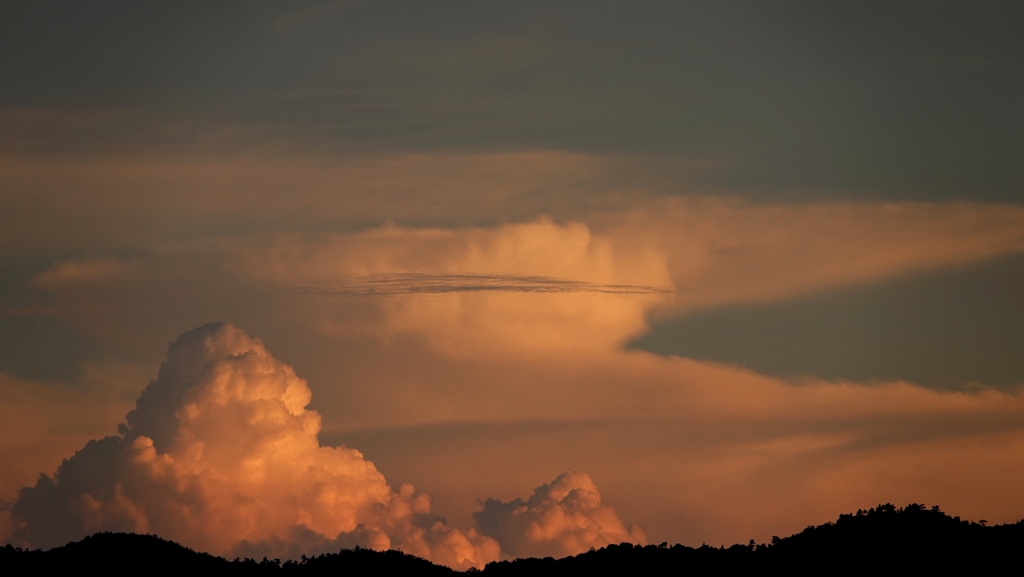 夕陽に染まる東空の雲　２