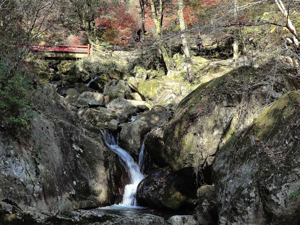 深まる秋の渓谷