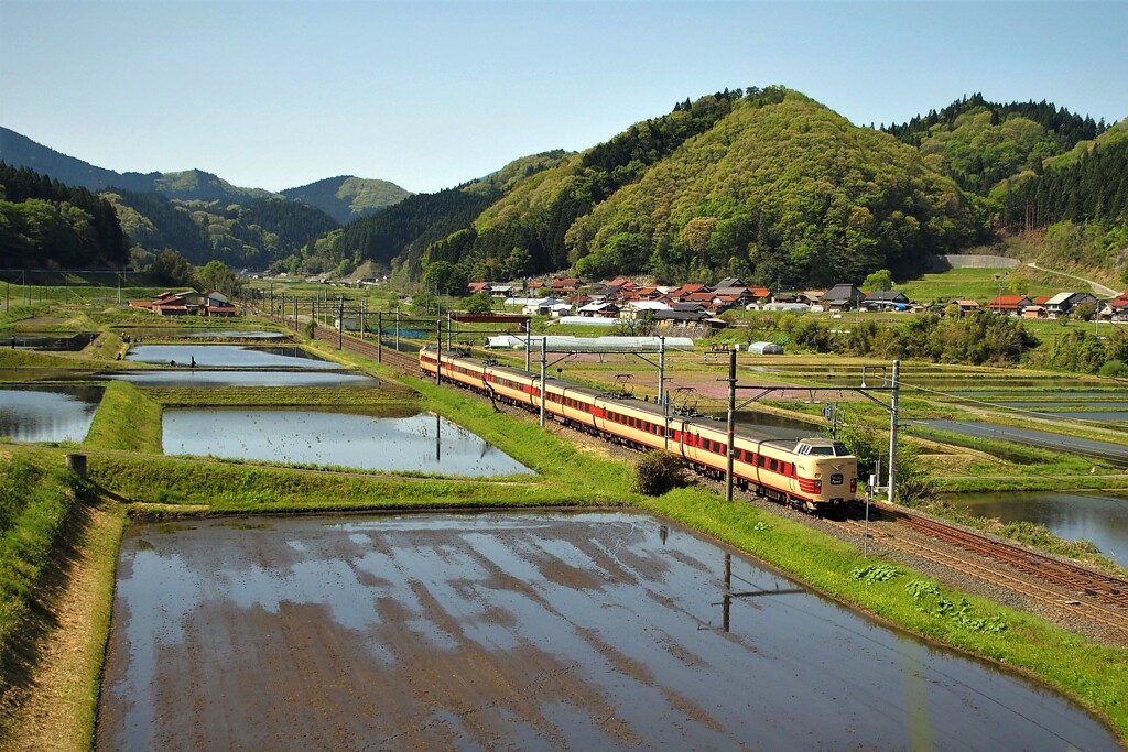 田園を走るやくも～日南町・亀山橋より