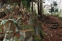 参道入り口の石仏～荒戸神社