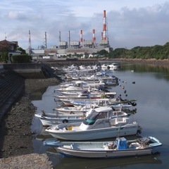 釣り船と製鉄所