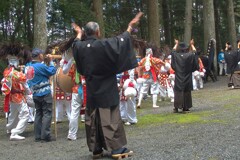 拍子木の合図で神儀は進行する～