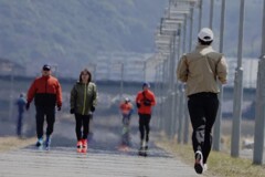 それぞれの休日～河川敷の春　３