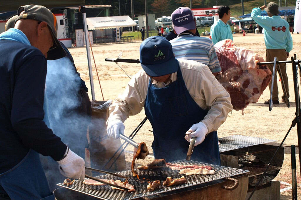 もも肉焼く人は大忙し～モーモー祭