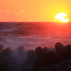 飛沫を照らす夕日