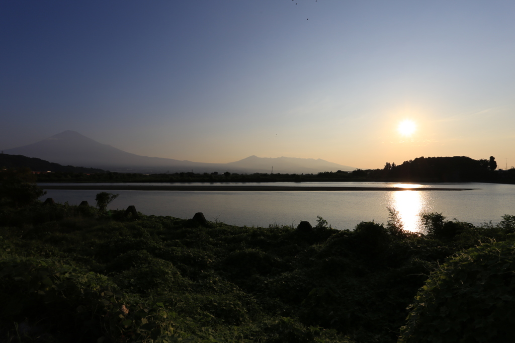 朝の富士川と富士山
