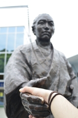 シェイクハンド龍馬像、する。