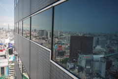 摩天楼に写る世界