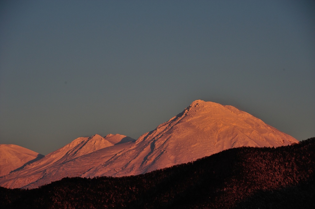 照らされる山