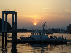 夕暮れと保安船