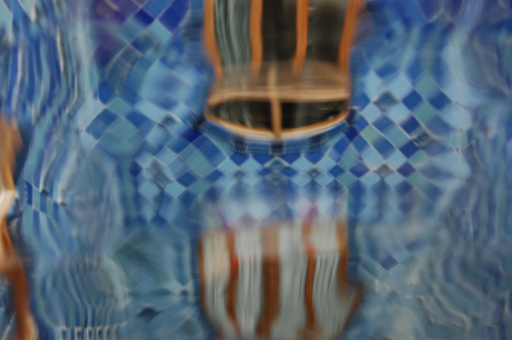 ガラス越しの青