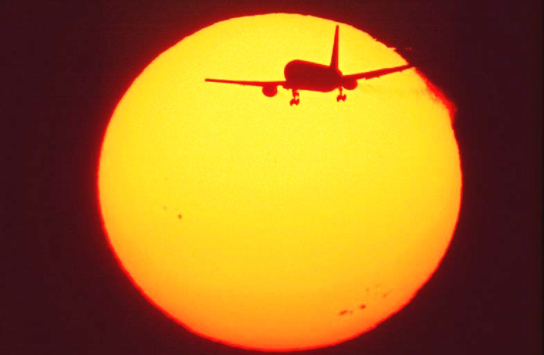 フィルムで撮った太陽　着陸態勢の飛行機　