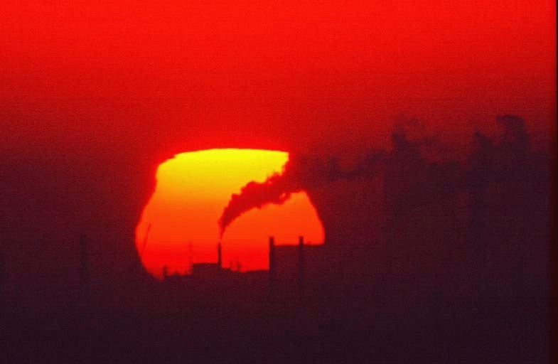 フィルムで撮った太陽　四角い朝日！
