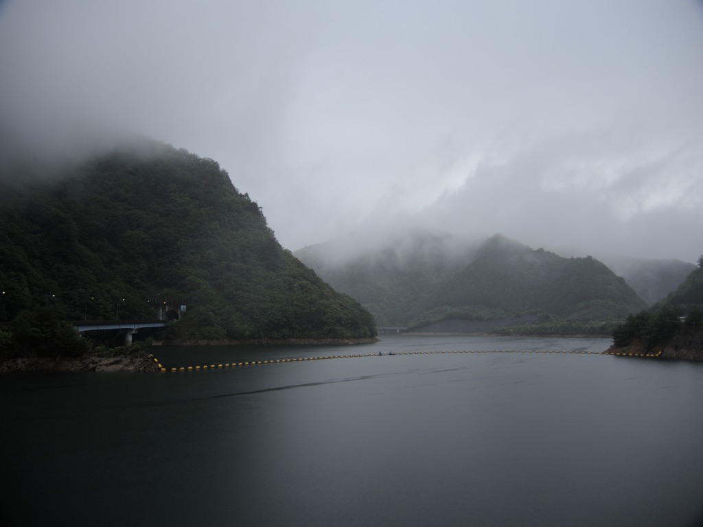 ダム湖に降る雨