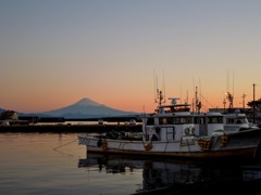 夜明けの漁港　２