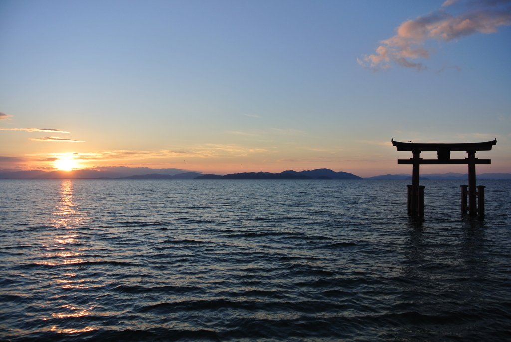 初日の出と琵琶湖と鳥居