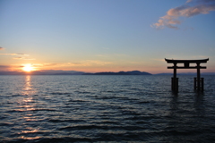 初日の出と琵琶湖と鳥居