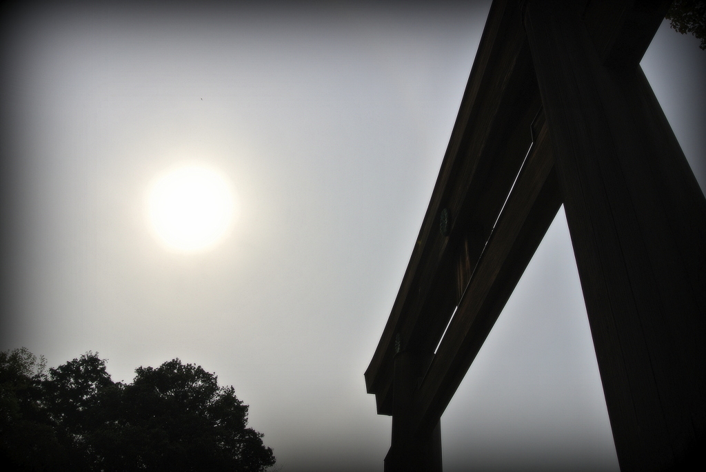 太陽と門