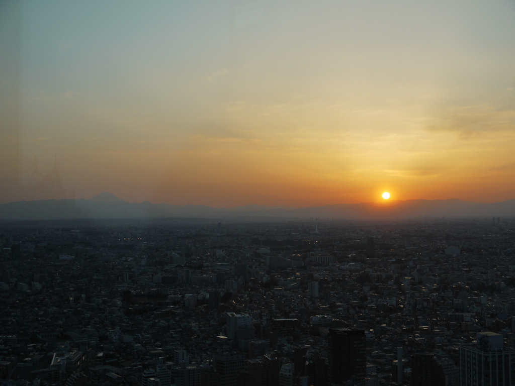 富士山と夕日を新宿から。