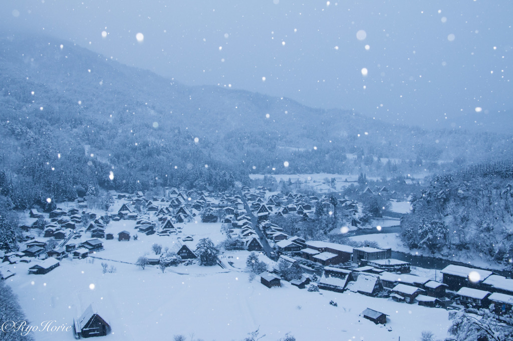 雪舞う白川郷