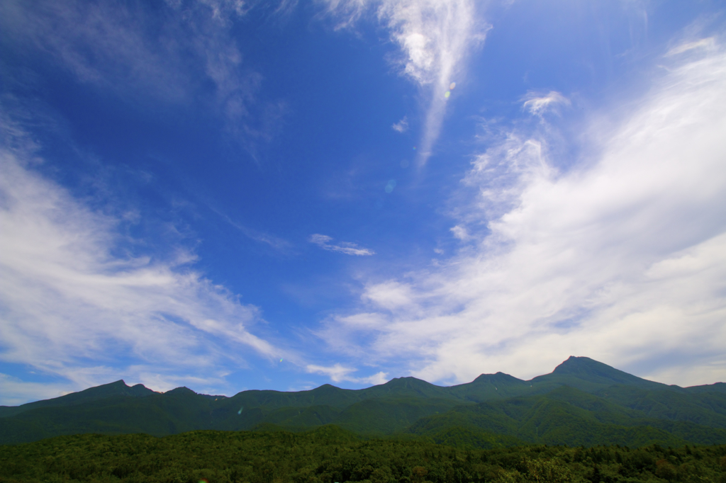 夏空の知床連山。